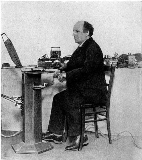 Jörg Mager playing on Spherophone at the 1926 summer music festival in the Black Forest town of Donaueschingen
