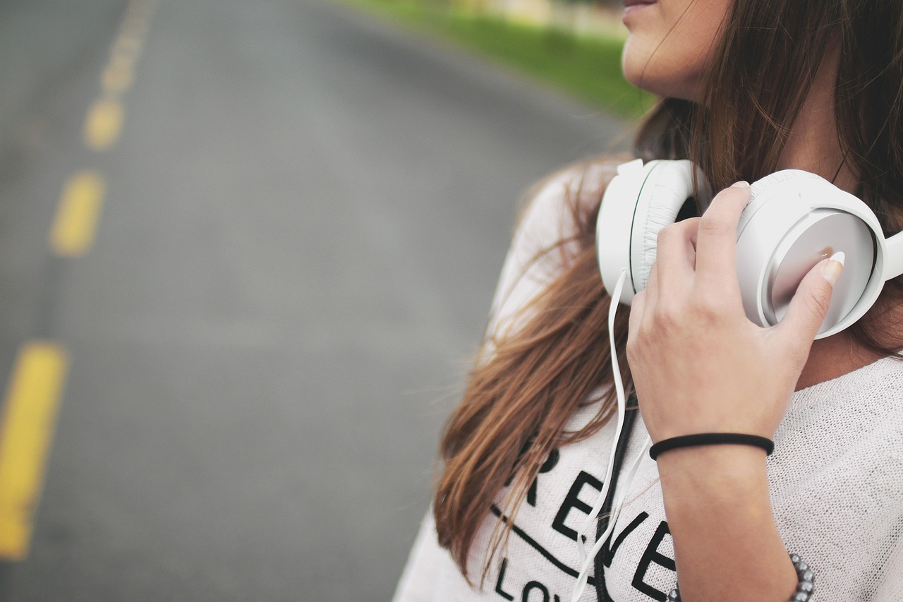 woman listening to music)