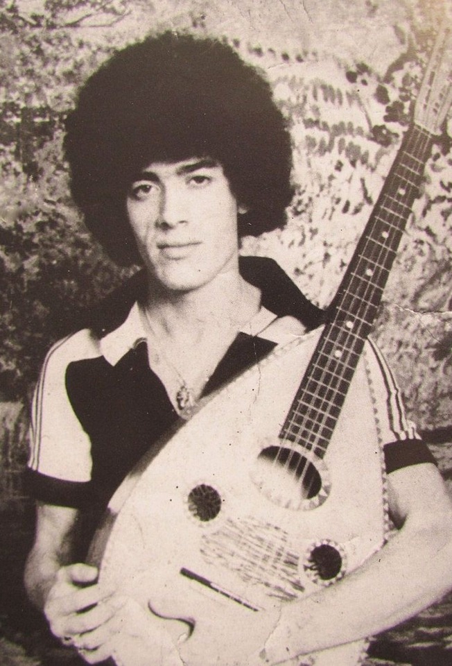 A photo of Lounès Matoub holding the Algerian Mandole, 1975