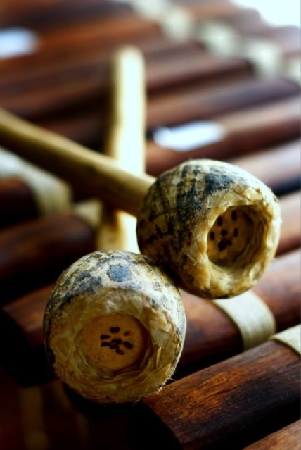 A photo of two gum-rubber mallets used in playing the balafon