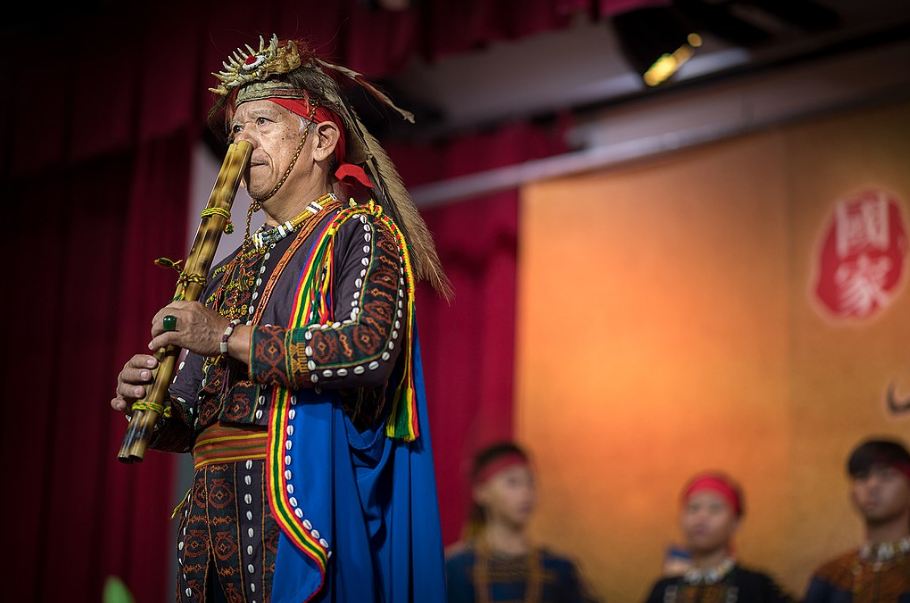 A photo of a bamboo nose flute played by a man from the Paiwan tribe.