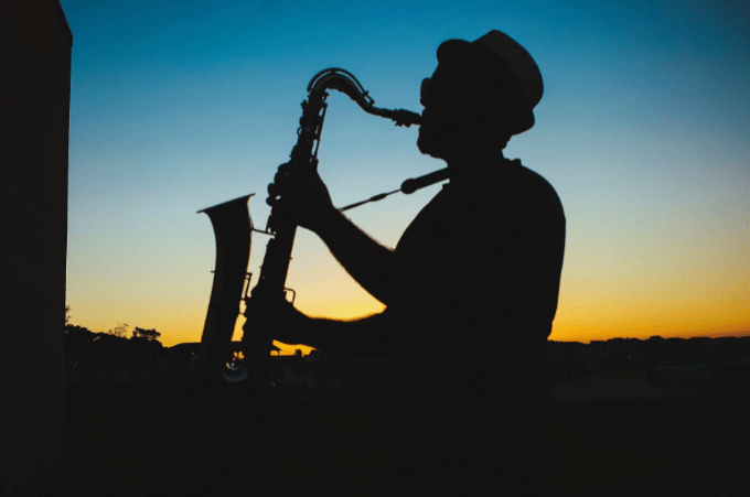 silhouette-of-a-man-playing-saxophone-during-sunset