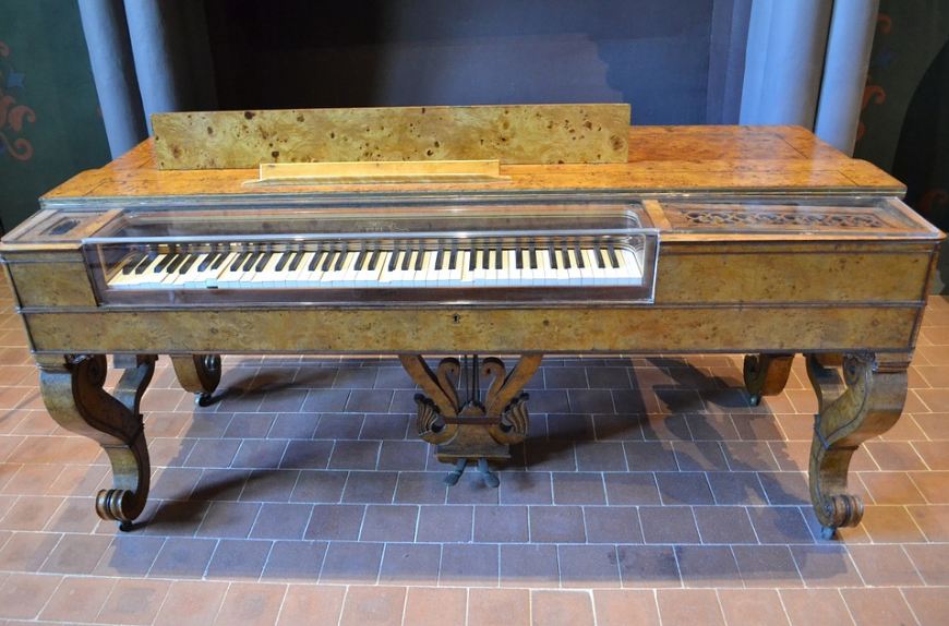 an old harpsichord