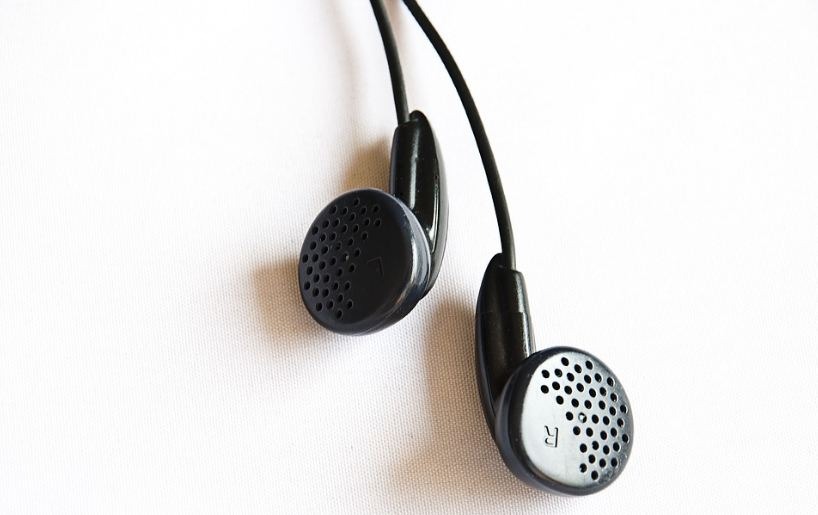 black in-ear headphones