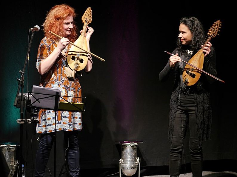two women playing the Gadulka