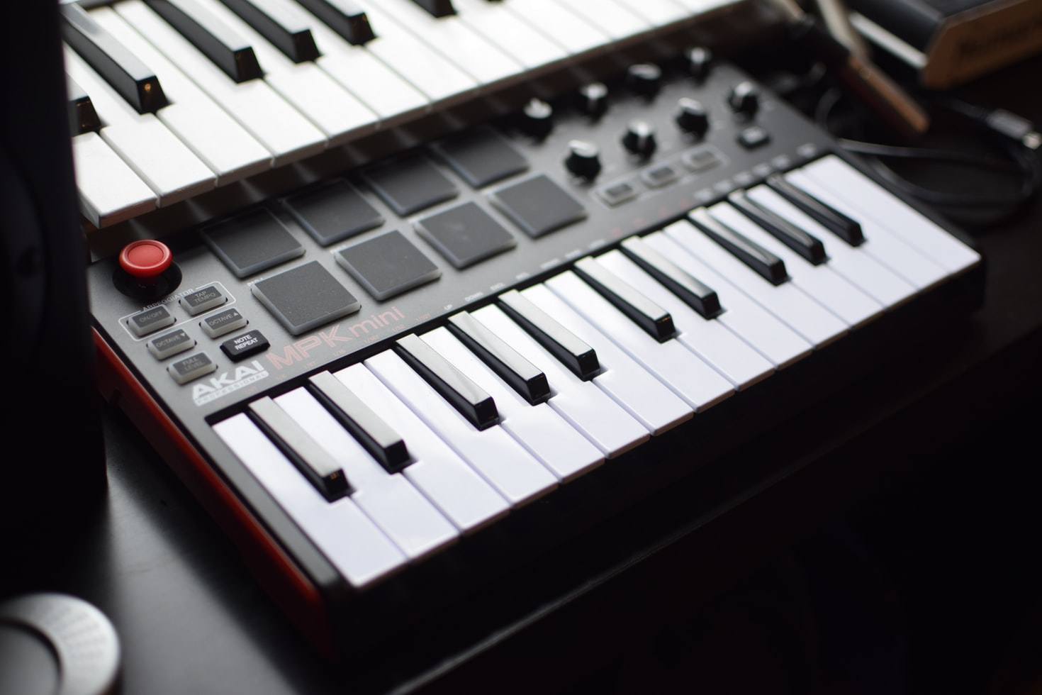 A Guide to Choosing the Right MIDI Controller for Music Production